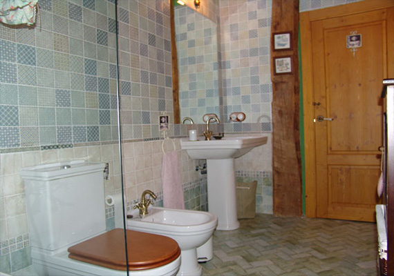 Detalle de dos de los baños de que dispone la casa.
